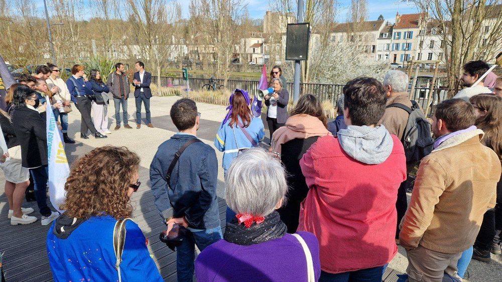 Prise de parole sur la place praslin
