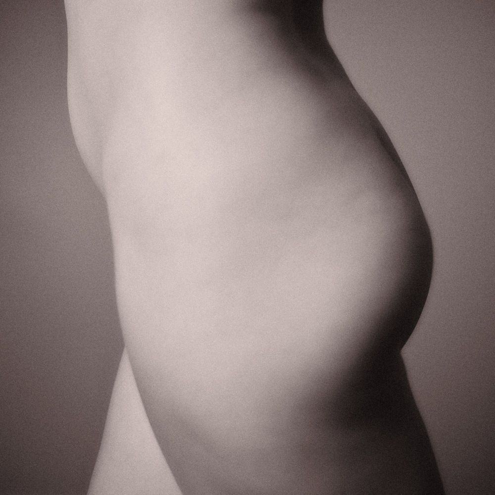 B&W image of woman's lower part of the body in profile