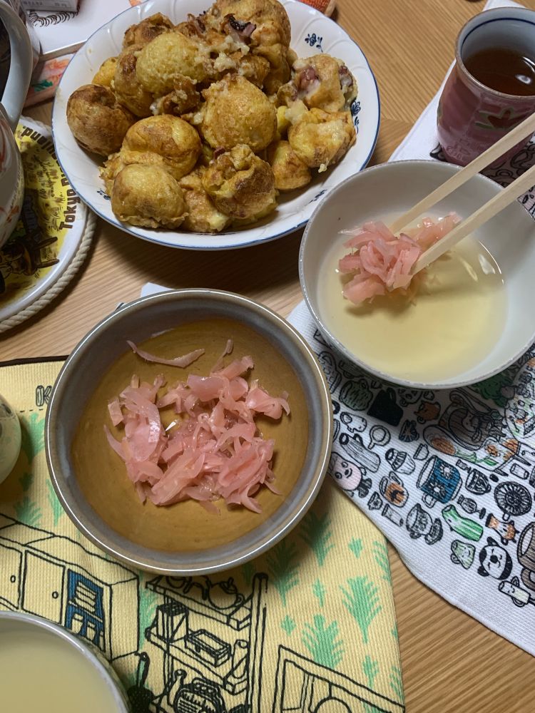 明石焼きの夕食
紅生姜を添えてお出汁で食べる