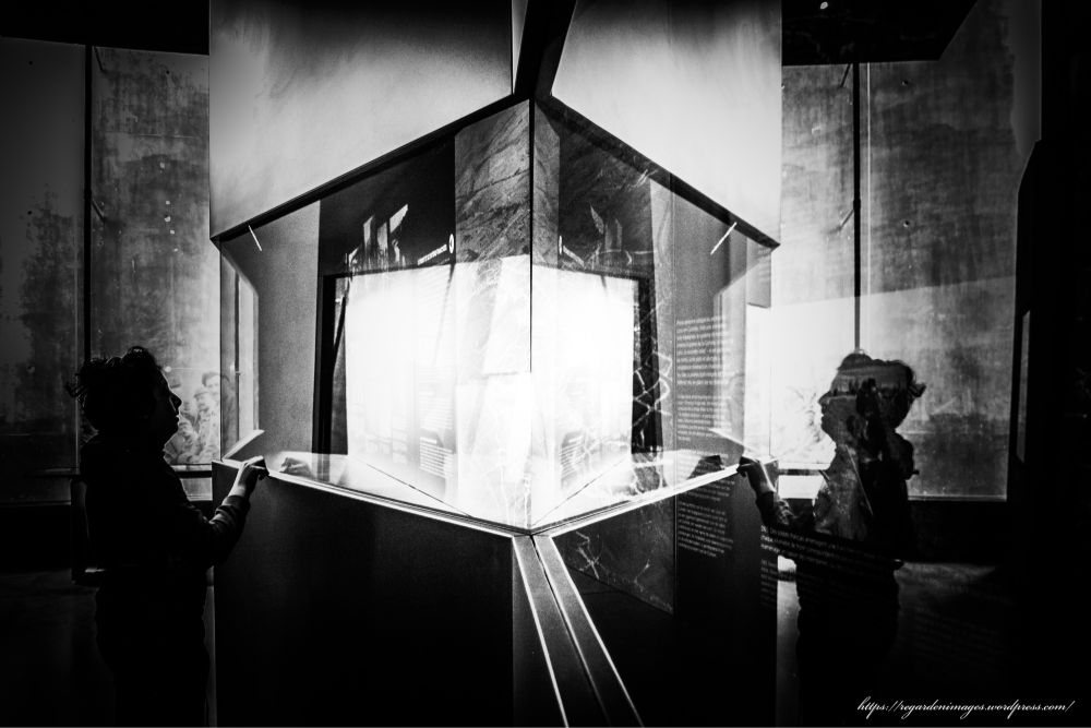 Enfant au musée , jeu de miroirs