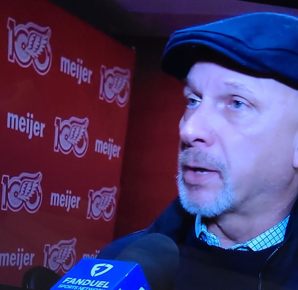 Ein Coach der Red Wings wird interviewt. Er sieht Markus Babbel zwar nicht besonders ähnlich, trägt aber seine bekloppte Schiebermütze.