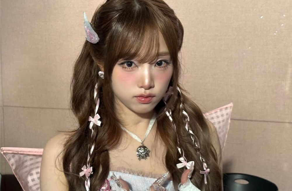 choi yena with bows and a wing in her hair