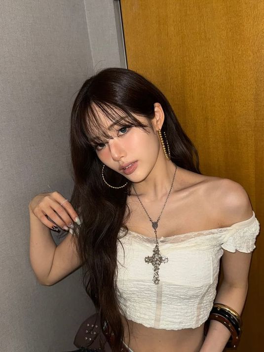 jiwon in white top and brown skirt