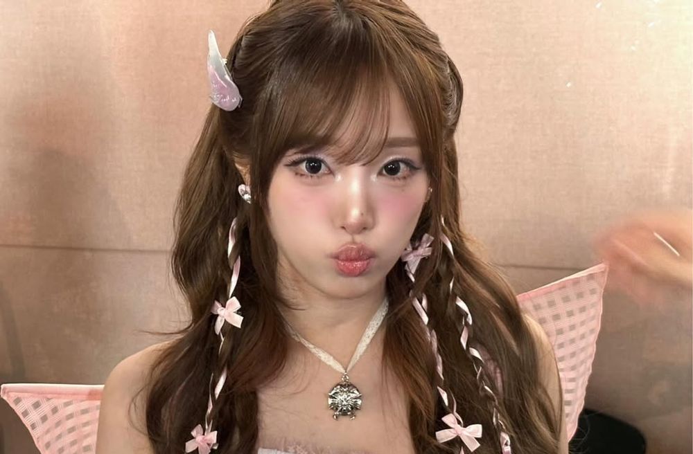 choi yena making a kissy face with bows and a wing in her hair