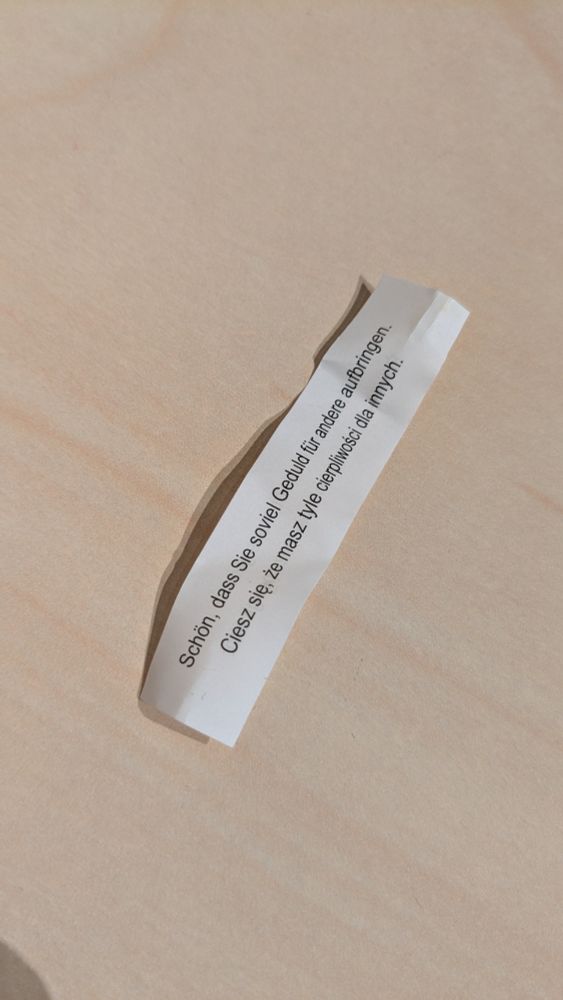 Zettel aus einem Glückskeks mit dem Spruch: Schön, dass Sie so viel Geduld für andere aufbringen.