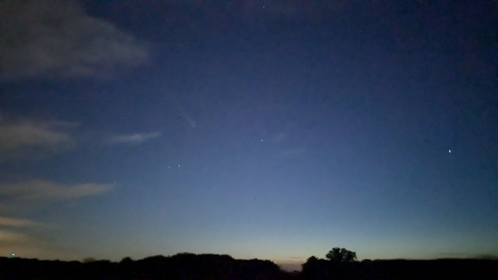 Bild vom Kometen C/2023 A3 (Tsuchinshan-ATLAS) aus Oktober 2024 in der Abenddämmerung.