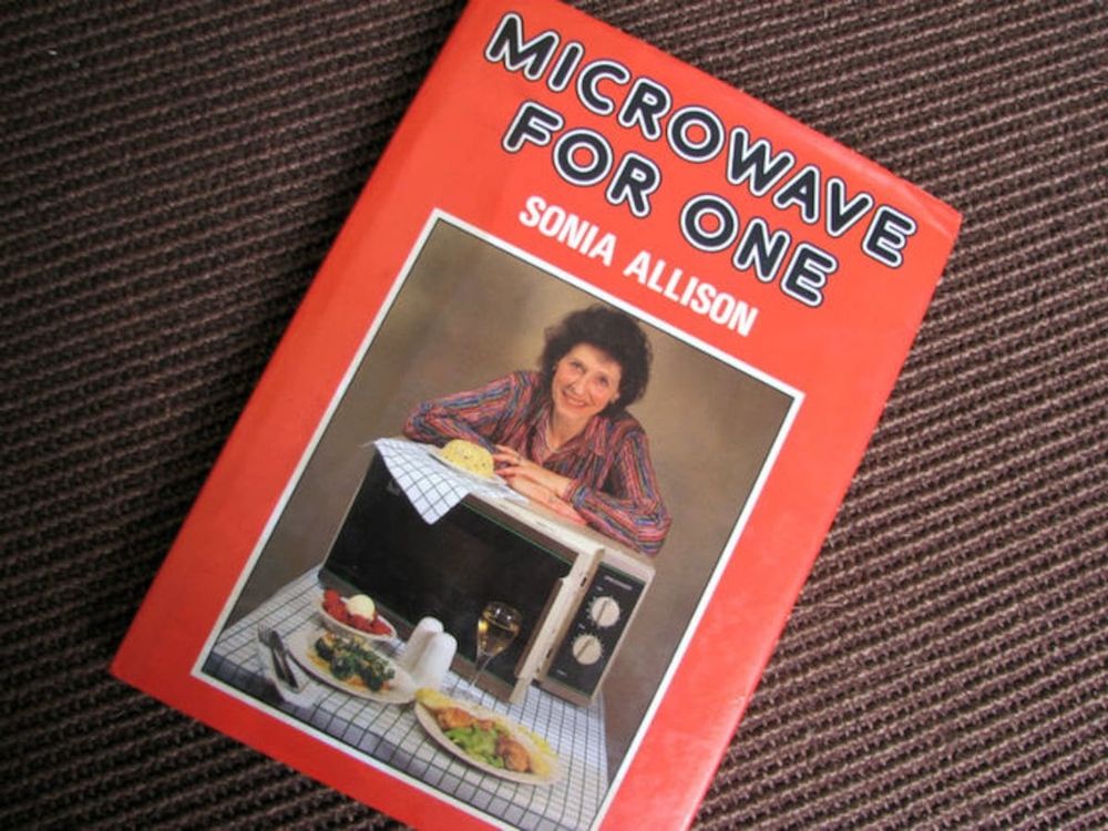 Portada ochentera de posiblemente el libro de cocina más deprimente de la historia 