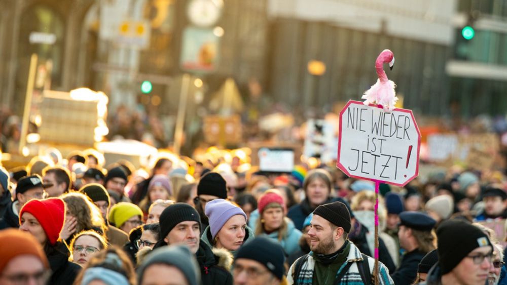 "Wir sind die Brandmauer": Demo gegen Rechtsextremismus in Hamburg