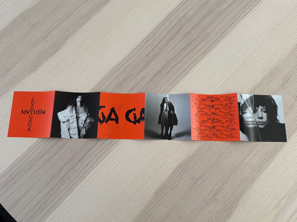 Contenido del libreto del disco "Mayhem" de Lady Gaga. Contiene fotografías de la artista con estética de la era Mayhem.