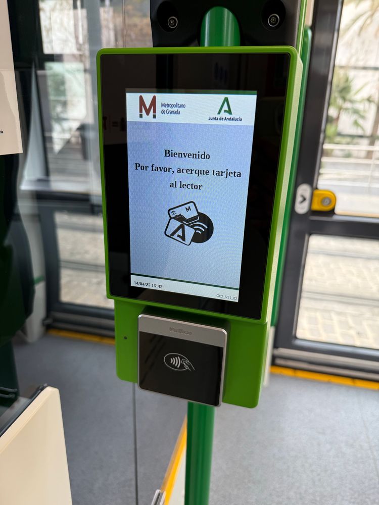 Fotografía de la nueva terminal de validación de billetes dentro de una unidad móvil del metropolitano de Granada.