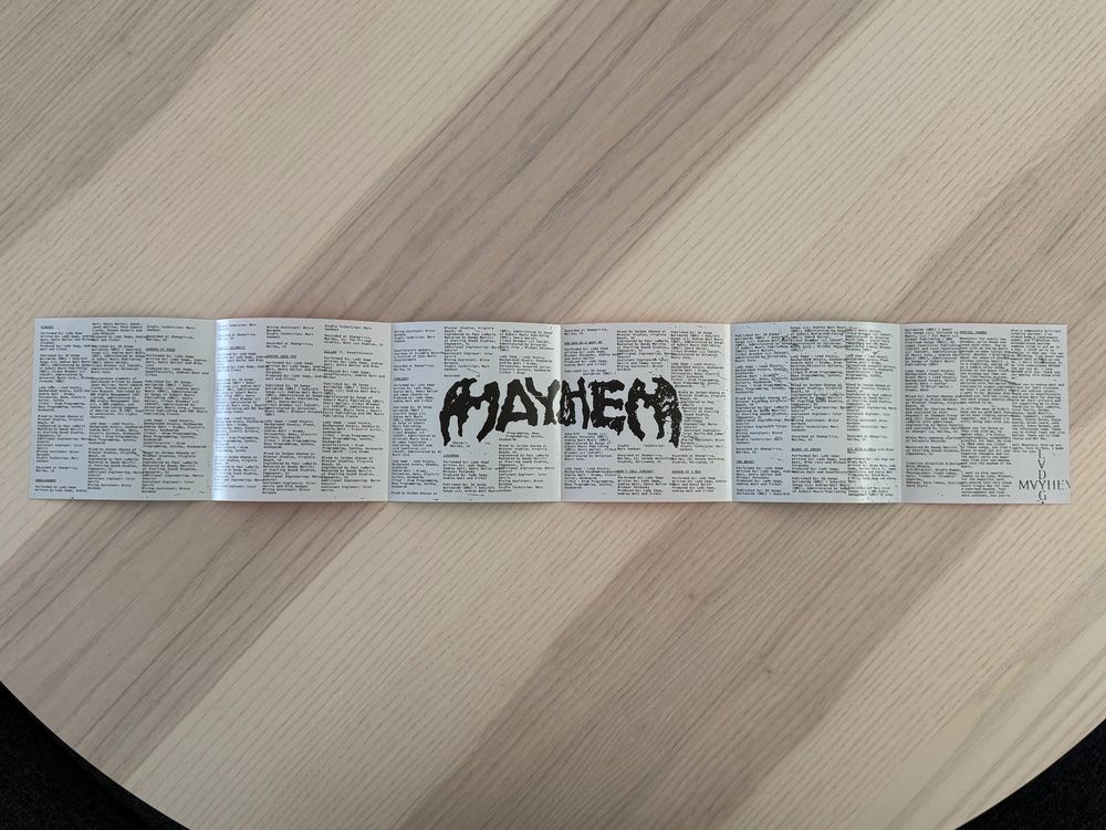 Interior del libreto del disco "Mayhem" de Lady Gaga. En este lado se ven los créditos de las canciones.