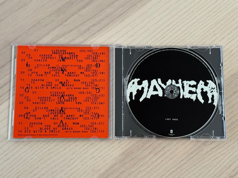 Interior del disco "Mayhem" de Lady Gaga.