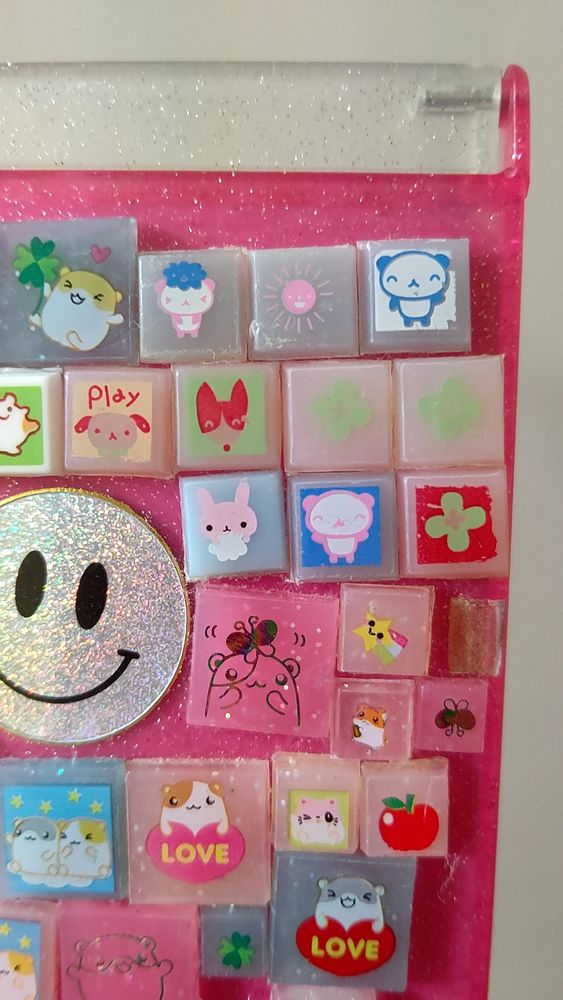 手鏡の裏面です。平成のシールがところせましと貼ってあり、ほとんどがタイルシールでふ。