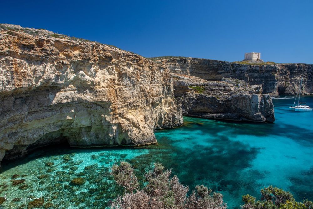 Crysltal Lagoon et ses eaux translucides à Comino près de Malte