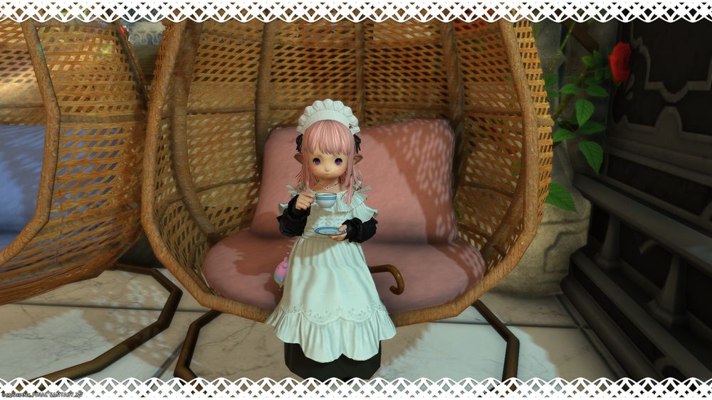 メイド服姿で紅茶を飲むララフェル女の子。ハウスは「1人でも友達が出来るカフェ」略して姫友カフェのアンジェさんのハウス。