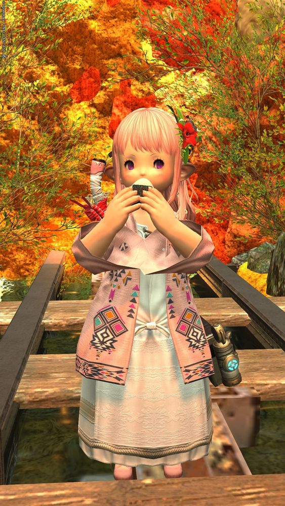 綺麗な紅葉の中おにぎりを食べるララフェル女の子