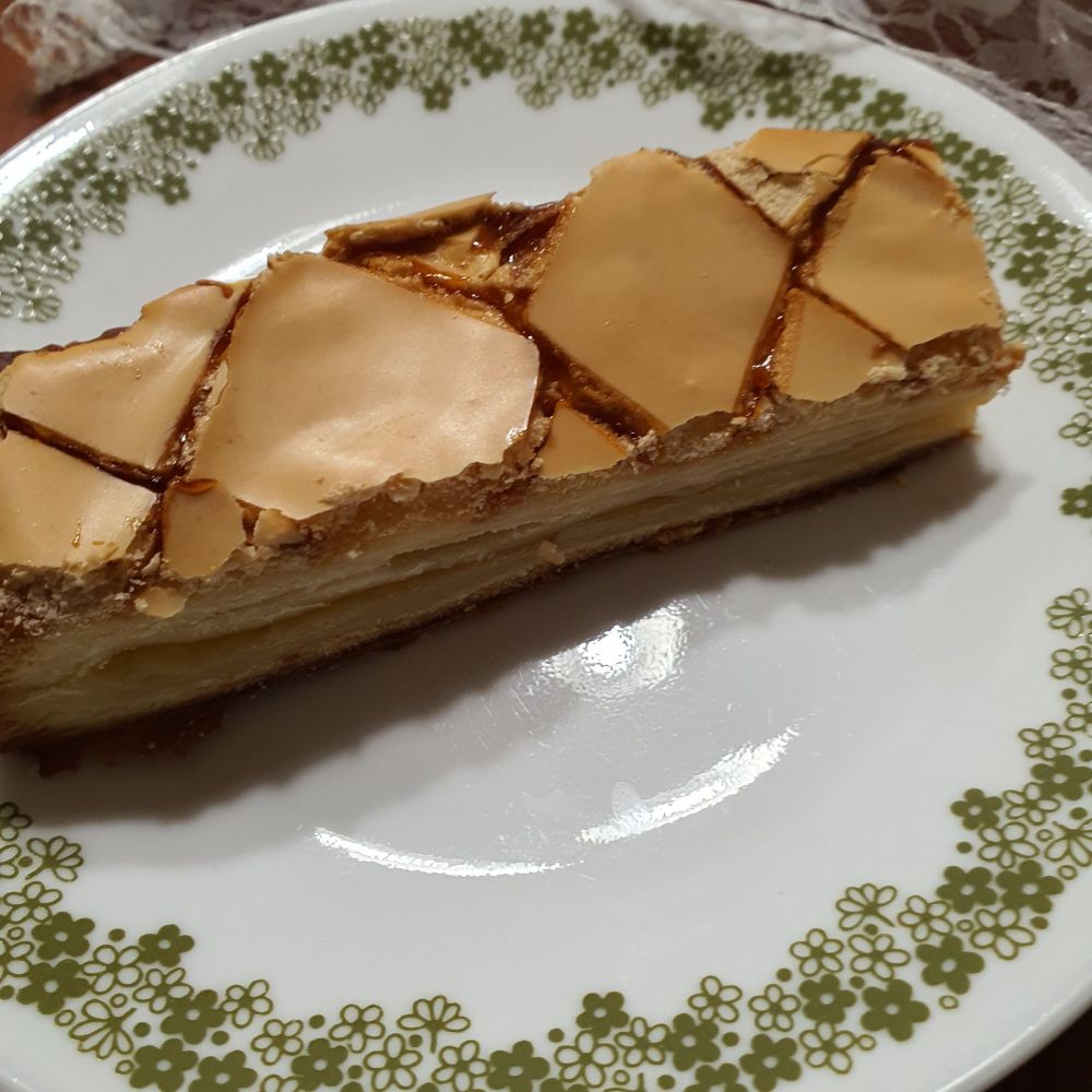 납작한 접시 위 대전 꾸드뱅 누네띠네 페스츄리 조각을 올림.