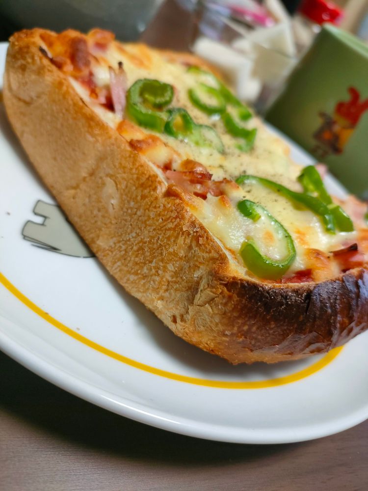 ピザトーストを横から写している。パンの厚さが2cm超ある