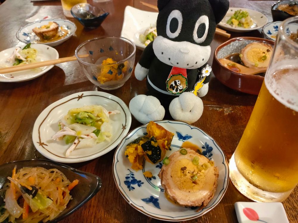 ビール、春キャベツと蒸し鶏のサラダ、かぼちゃのスパイスマリネ、豚肉巻き玉子の甘辛煮、チャプチェ