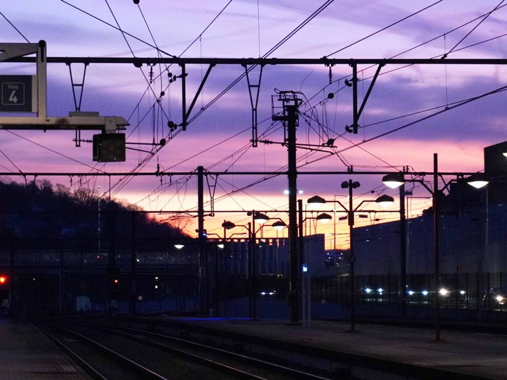 Pas de graffiti ce matin là en gare de Namur... Beaucoup mieux, un Rothko ! L'aube en gare de Namur Belgique.