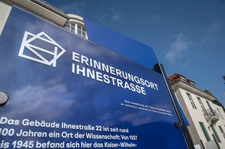 Der obere Teil einer Ausstellungstafel im Außenraum, mit der Aufschrift "Erinnerungsort Ihnestraße"