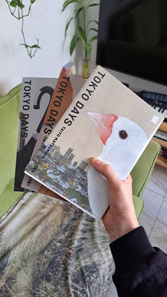 Foto sosteniendo los 3 tomos de Tokyo Days de Taiyo Matsumoto