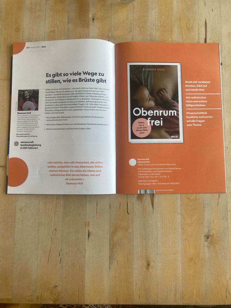 Ein Heft aufgeschlagen auf einem Tisch. Es ist die Vorschau für ein Buch. Rechts sieht man das Cover, links einen kleinen Text mit Autorinnenfoto. 