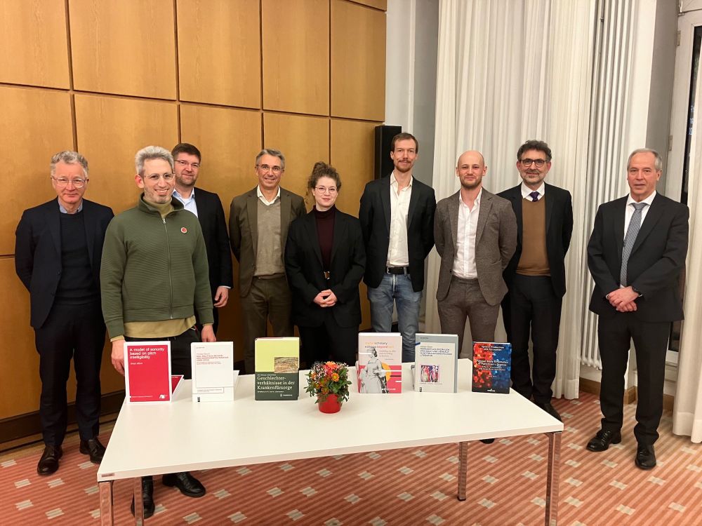 From left to right: Prof. Dr. Andreas Hüttemann (Dean of Research), Dr. Aviad Albert, Roland Held (representative of the foundation), Prof. Dr. Nicolas Pethes (jury chairman), Dr. Tessa Gengnagel, Dr. Adrian Meyer, Dr. Nicolai Busch, Prof. Dr. Stefan Grohé (Dean) and Alfred Fuhrmann (representative of the foundation). The two other prize winners, Dr. Eva-Maria Cersovsky and Dr. Tabea Thies, are only represented by their books.