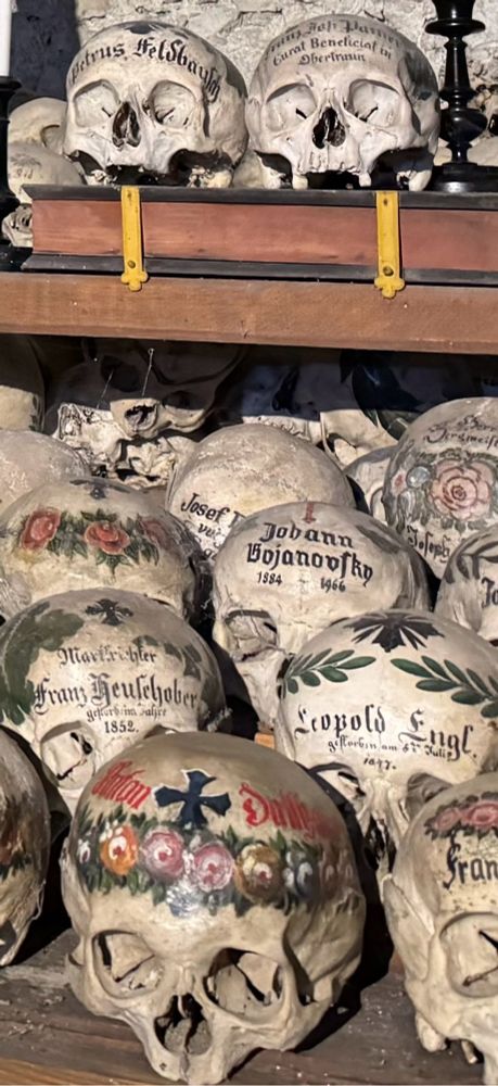 Totenschädel aus dem Ossarium  Hallstatt - bemalt und mit Namen beschriftet. Ein in Europa selten gepflegter Brauch.