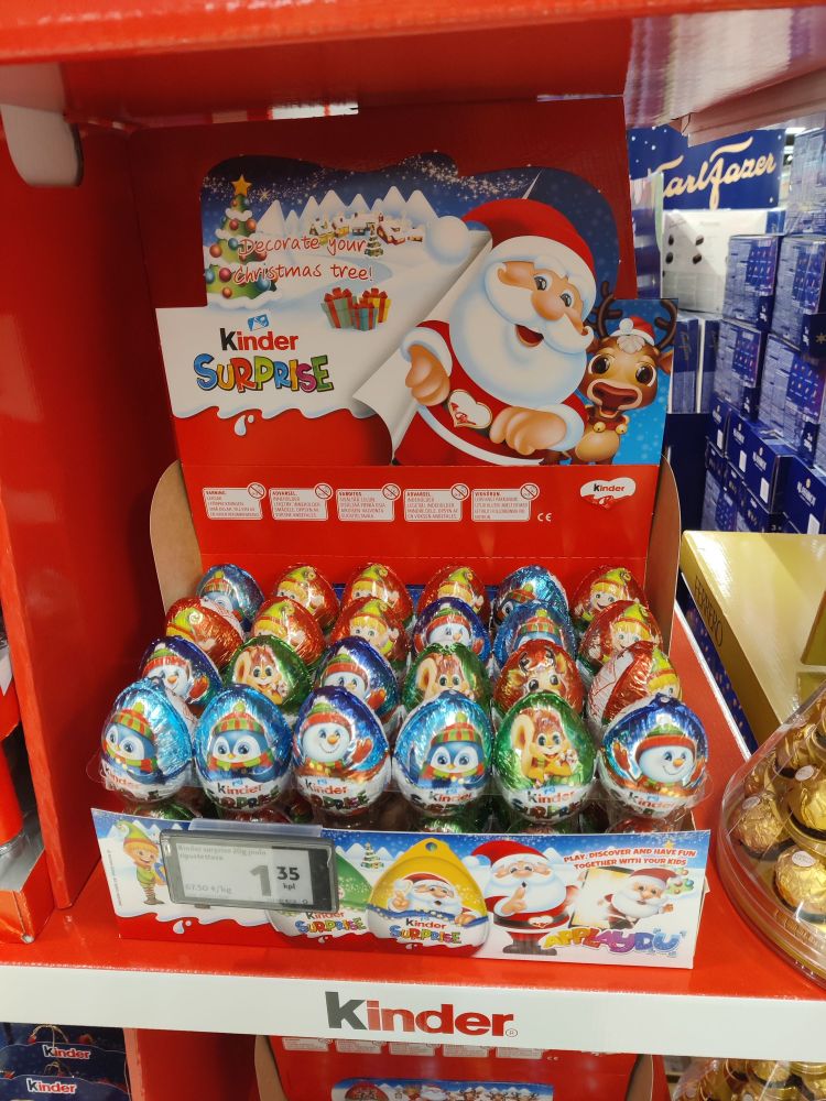 Joulupukki-kindermunia kaupan hyllyllä