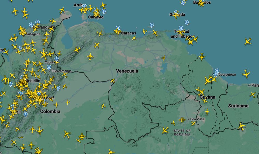 Only a few Venezuelan flagged commercial jets and several private planes in Venezuelan airspace. The map is empty compared to Colombia.