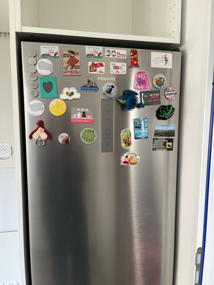 nouveau frigo avec des magnets
