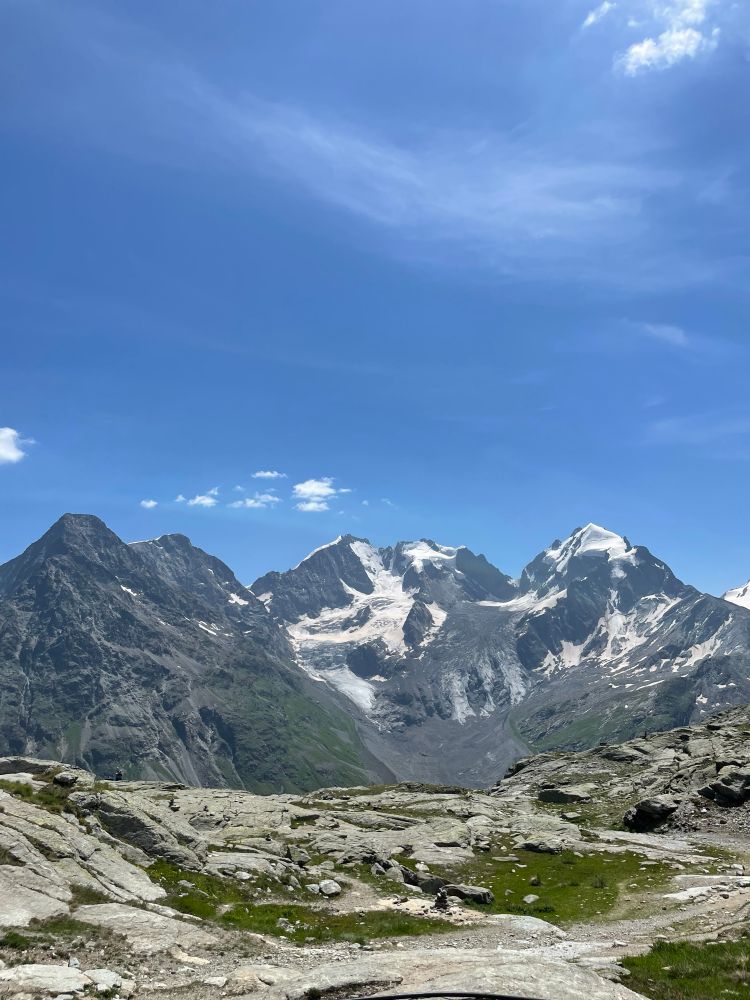 Berninamassiv mit dem Biancograt. Inklusive dem Bergsturz vom Frühling 2024. (Sehende müssen gut schauen.)