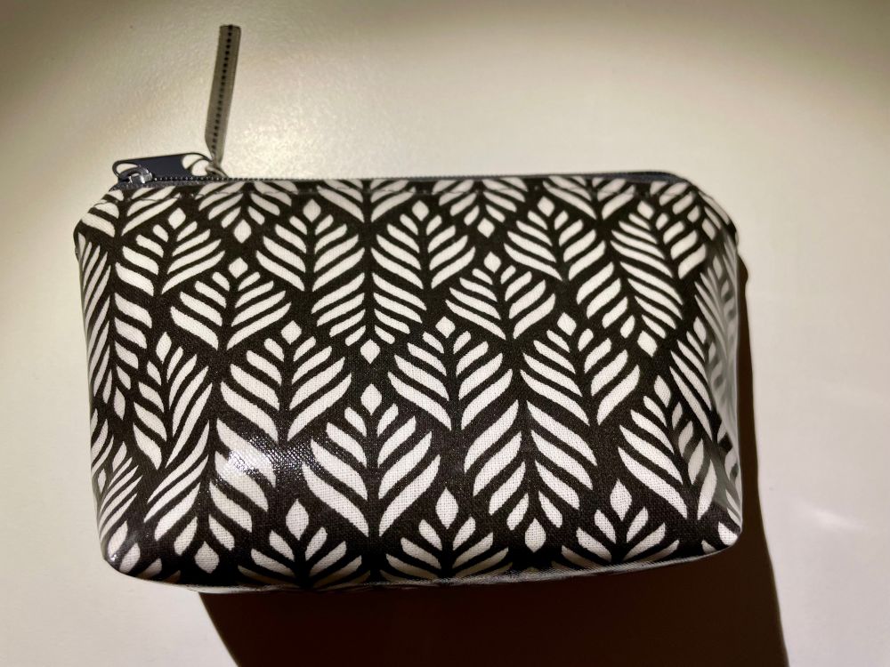 Kleines Nessesser mit floralem Muster. 