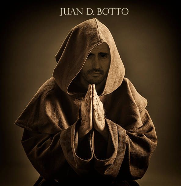 La imagen de un monje franciscano rezando, pero bajo la capucha a quien vemos es al actor Juan Diego Botto, el texto, muy ingeniosamente, dice "JUAN D. BOTTO". Y además, la firma del autor de esta tontería, @GabiFromEnon, está arteramente oculta en un lugar estratégico del diseño. 