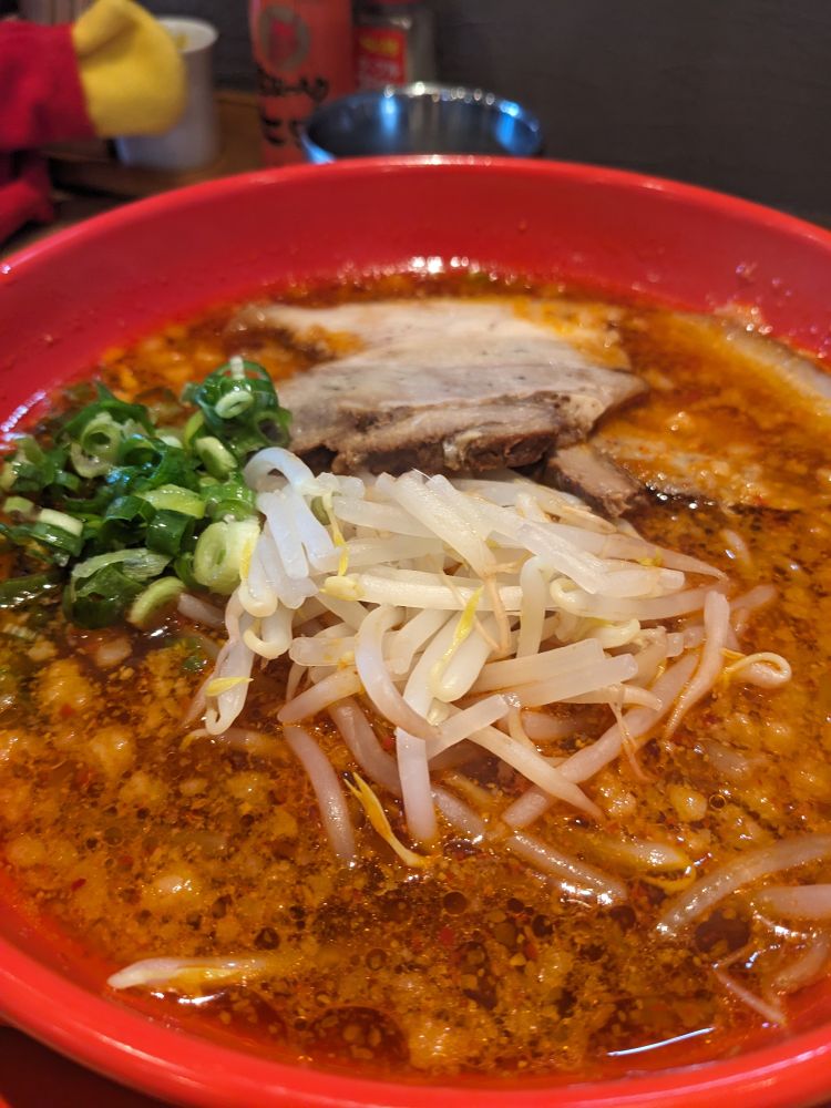 ピリ辛ラーメン　スープが赤くて背脂が美味しそう