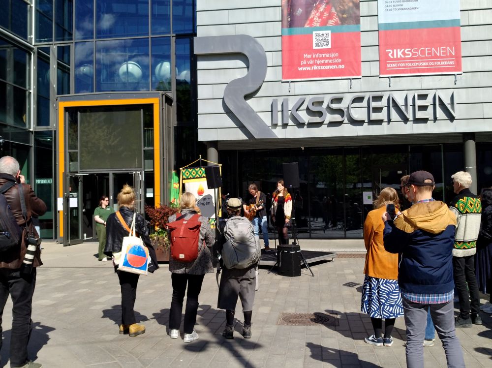 People listening musical number (I guess this is Tine Bogsveen?)
