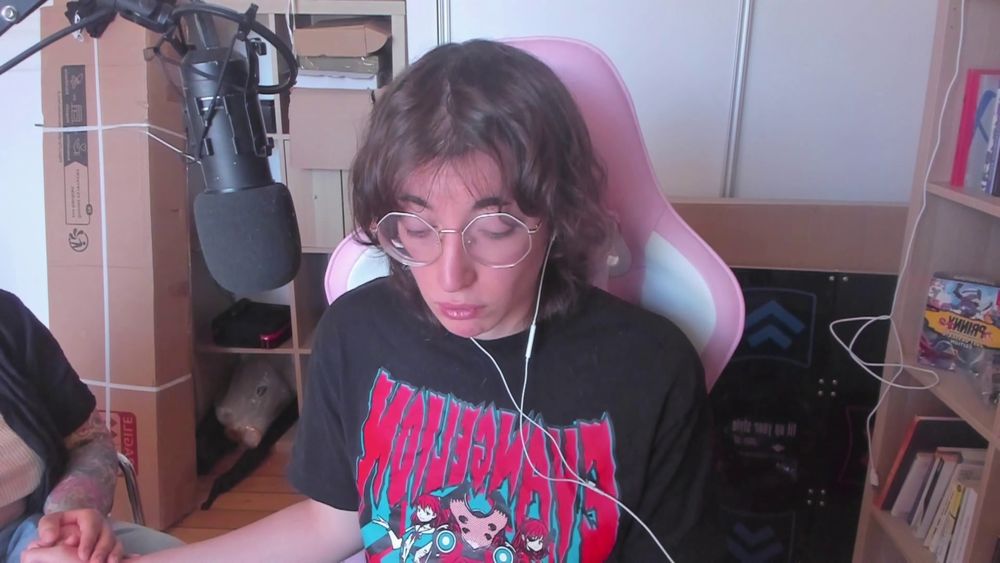 Je suis devant la caméra et un micro, Raza me tient la main.