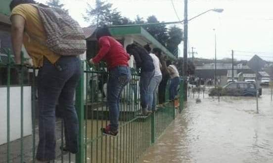 Si tú crees que en tu ciudad llueve un chingo es porque nunca has sido un estudiante en Xalapa y para poder llegar a clases te tienes que trepar a las rejas afuera de la escuela para poder llegar.

Si eso no es compromiso con la educación de parte de estos valientes estudiantes, yo no sé que es. (Y de cualquier manera el maestro les va a poner falta por llegar tarde)