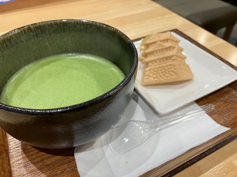 小倉城を模したモナカと抹茶のセット