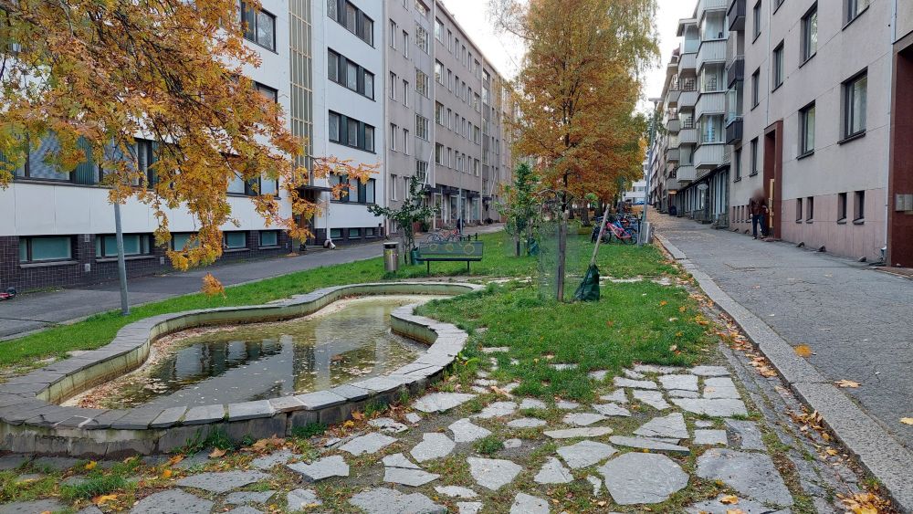Keskustie. Ajoradan tilalla viheralue.