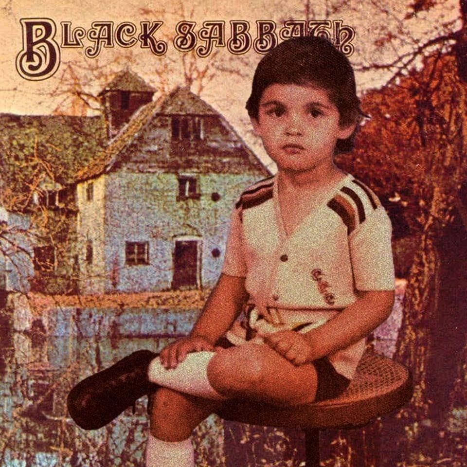 A imagem é uma montagem que fiz que combina a capa clássica do álbum Black Sabbath (lançado em 1970) com minha foto quando criança.

No fundo, aparece a cena original do álbum — uma casa antiga, de aspecto sombrio, próxima a um lago, cercada por árvores de aparência seca, criando um clima misterioso e gótico. Sobre esse cenário, foi inserida a imagem de um menino pequeno, sentado em um banquinho, vestindo uma camiseta clara com listras escuras nos ombros, shorts e meias brancas até o joelho.

O contraste entre o ambiente sombrio e o ar inocente da criança dá à imagem um toque de humor e ironia, transformando a icônica arte do Black Sabbath em algo curioso e inusitado.