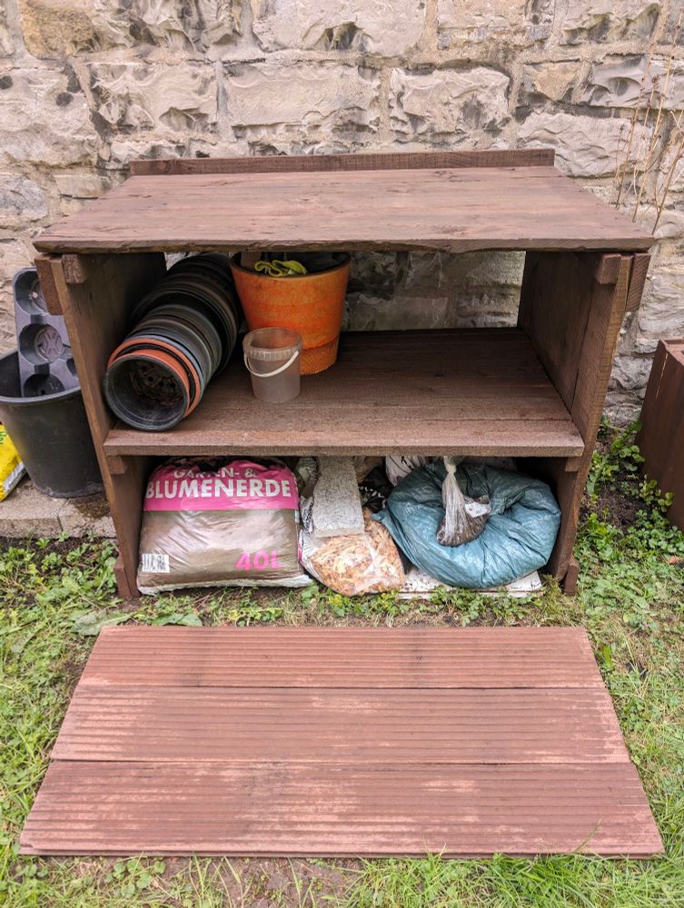 Ein massiver Pflanztisch mit Zwischenboden.
