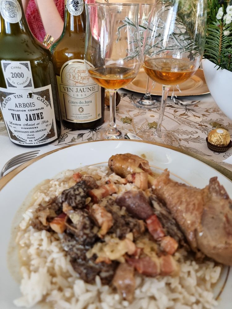 Assiette de coq au vin et 2 bouteilles de vin jaune