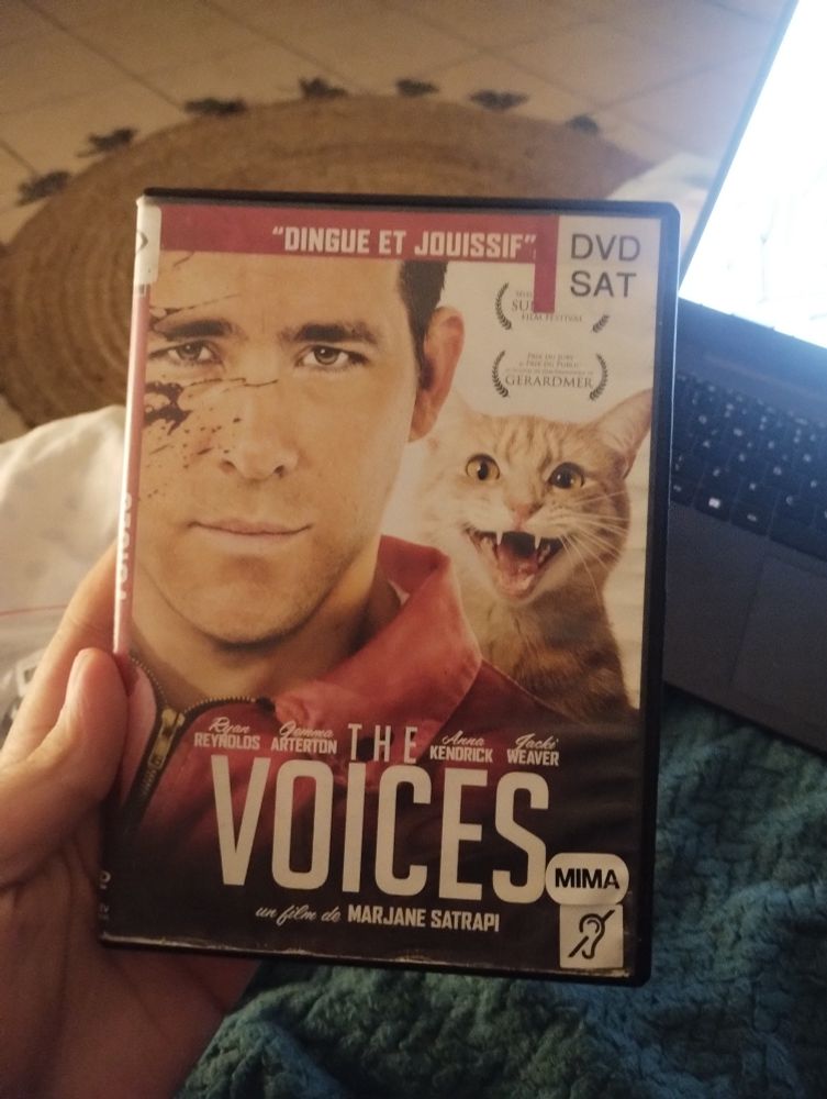 Foto da capa do DVD francês do filme "the voices" estrelando Ryan Reynolds e dirigido por Marjane satrapi