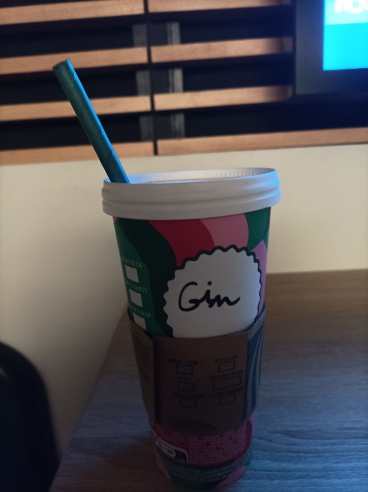 Gobelet Starbucks avec écrit "Gin" au lieu de mon prénom Gil