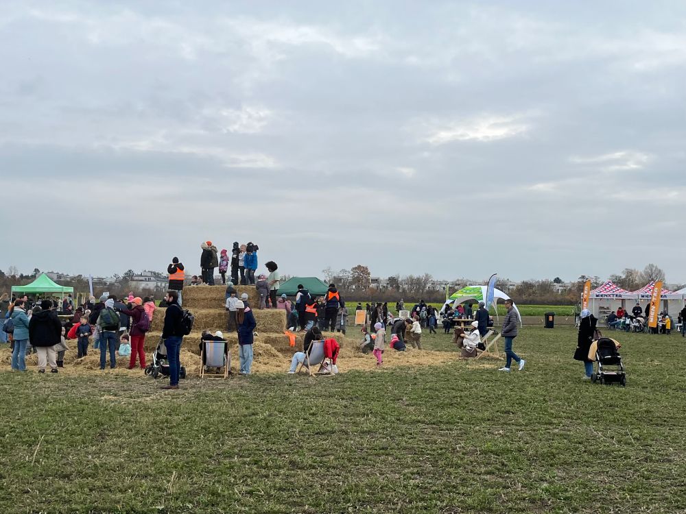 Berg aus Heuballen, auf dem Kinder spielen