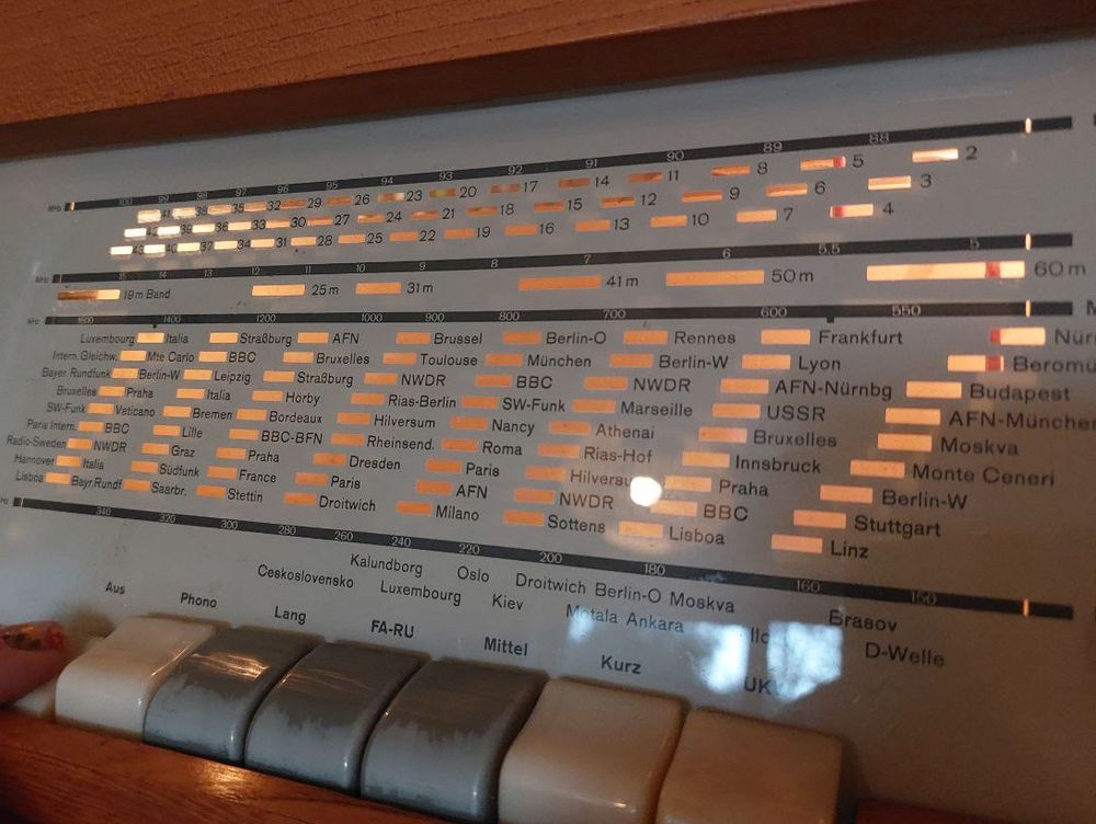 Foto eines alten Radios mit zahlreichen Senderbezeichnungen wie "AFN-Nürnbg", "Berlin-O" und "Rheinsend."