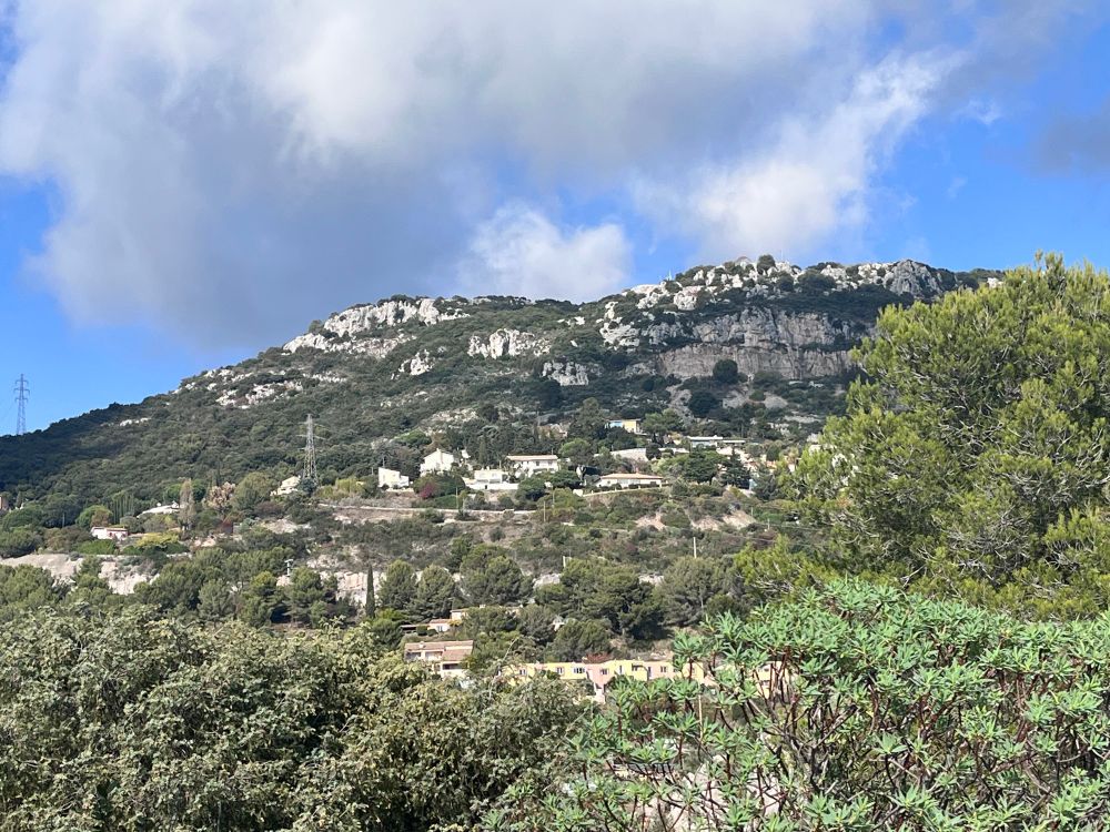 Utsikt över ett av bergen i Franska rivieran 