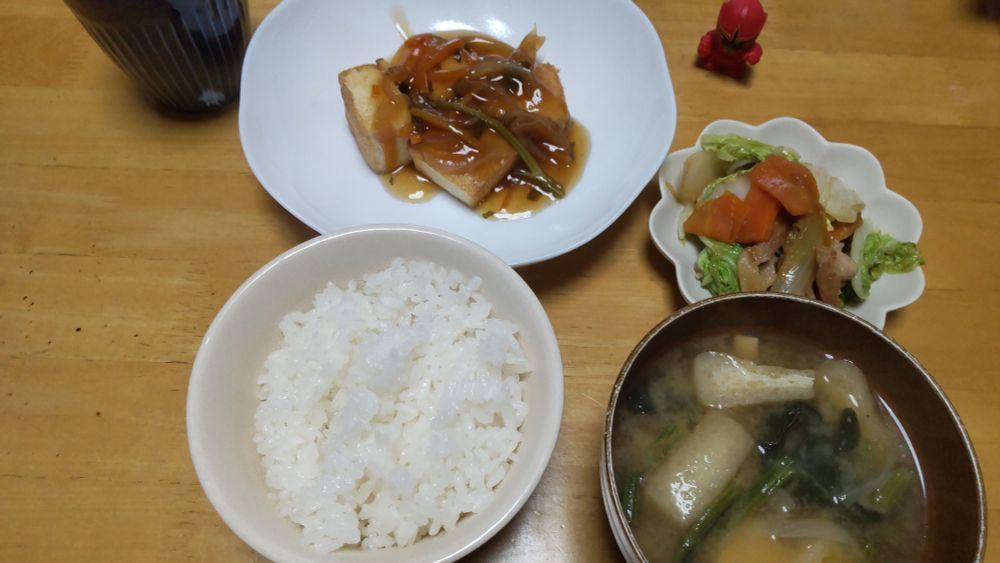 白米
お味噌汁
白菜と豚肉のお味噌炒め
厚揚げの野菜餡かけ